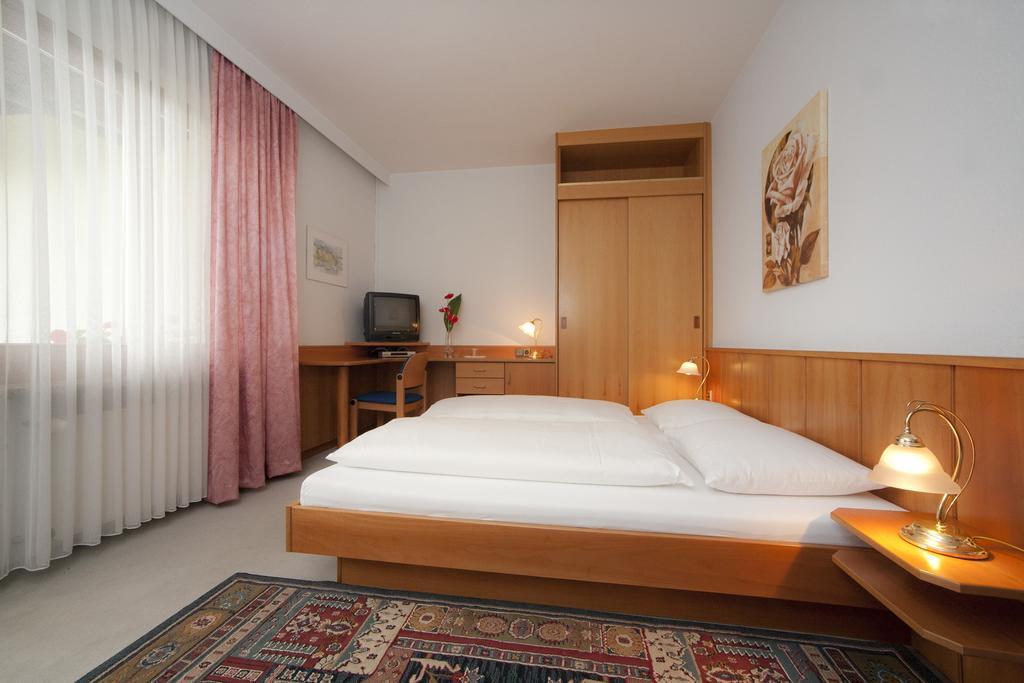 Beautyfarm Landhaus Servus Velden am Woerthersee Room photo